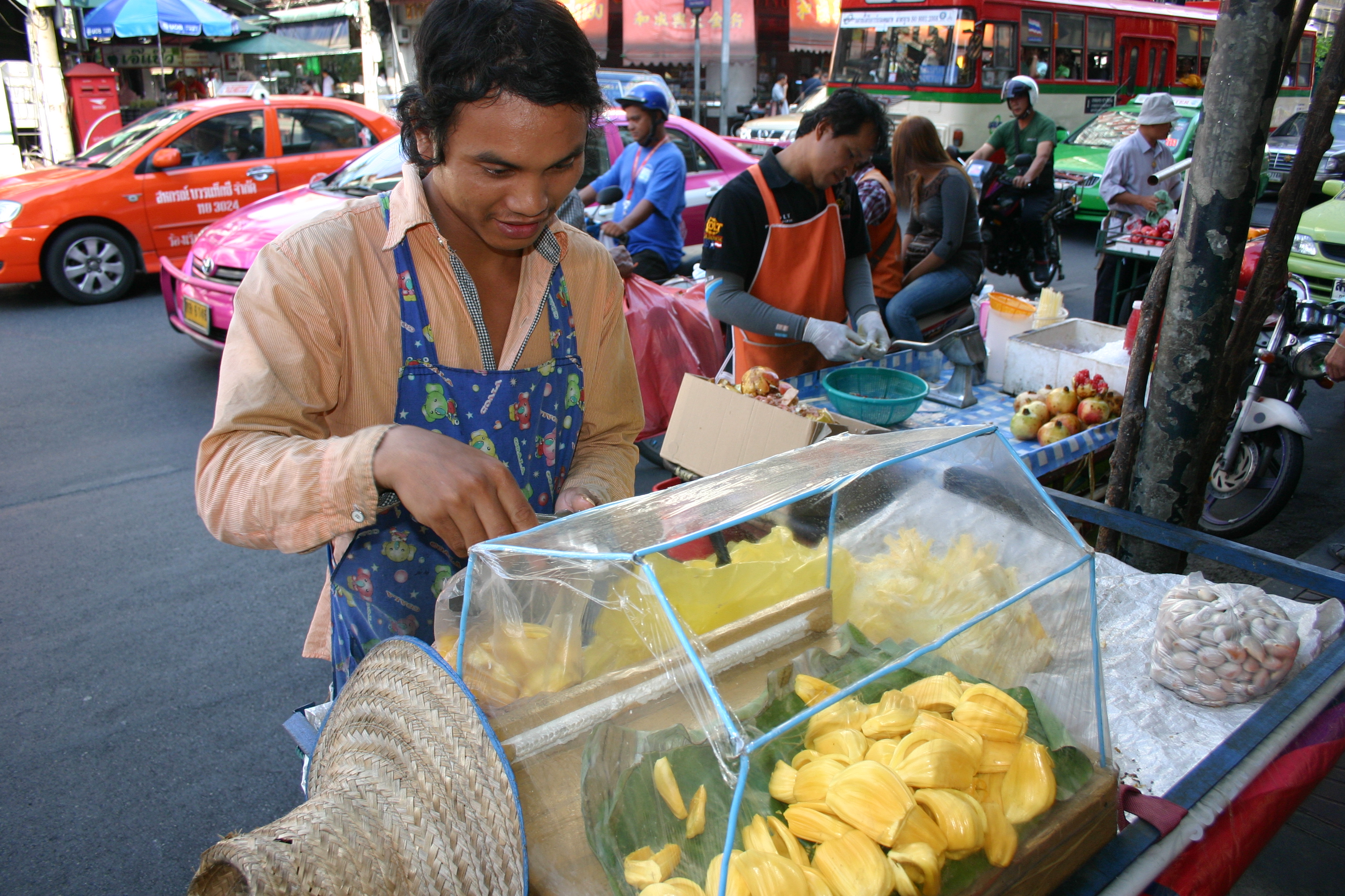 Süßes Früchtchen verkauft süße Früchte in Bangkoks Chinatown