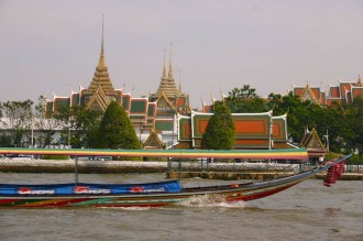Wat Phra Keo in Bangkok vom Fluss aus betrachtet