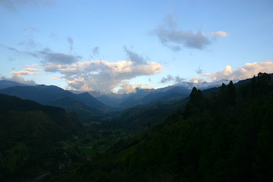 Kolumbiens weite landschaften: von Salentos Hausberg Alto de la Cruz aus betrachtet