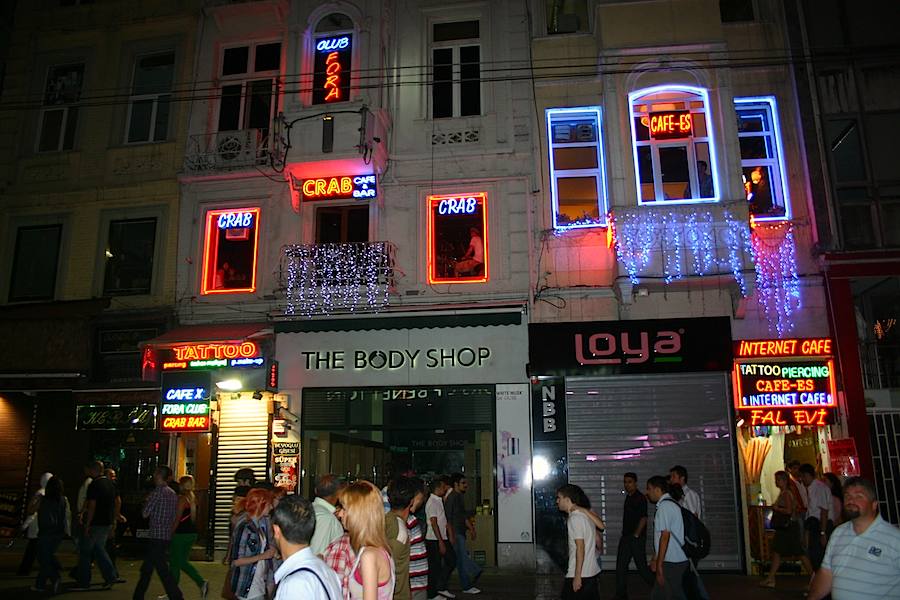 Istanbul: Das Crab von außen: Innen tönt Ska-Punk. Foto: Robert Niedermeier