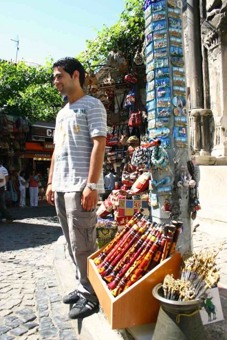 Tand-Verkäufer nahe dem Eingang zum Kapalı Çarşı. Foto: Robert Niedermeier