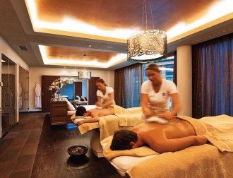 Energetische Massage-Session in der Puria-Suite. Foto: Travel Charme Iften Hotel Kleinwalsertal