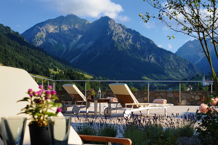 Terrasse vom Travel Charme Ifen Hotel in Hirschegg