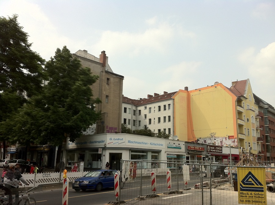 Typisch Neuköllner Baulücke an der Hermannstraße Ecke Leinestraße