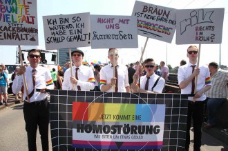 ColognePride-Teilnehmer 2013 gegen rechts vom politischen Ufer. (Foto: Viktor Vahlefeld & Volker Glasow)