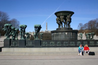 Vigeland-Skulpturen und junge Frauen im Park von Oslo