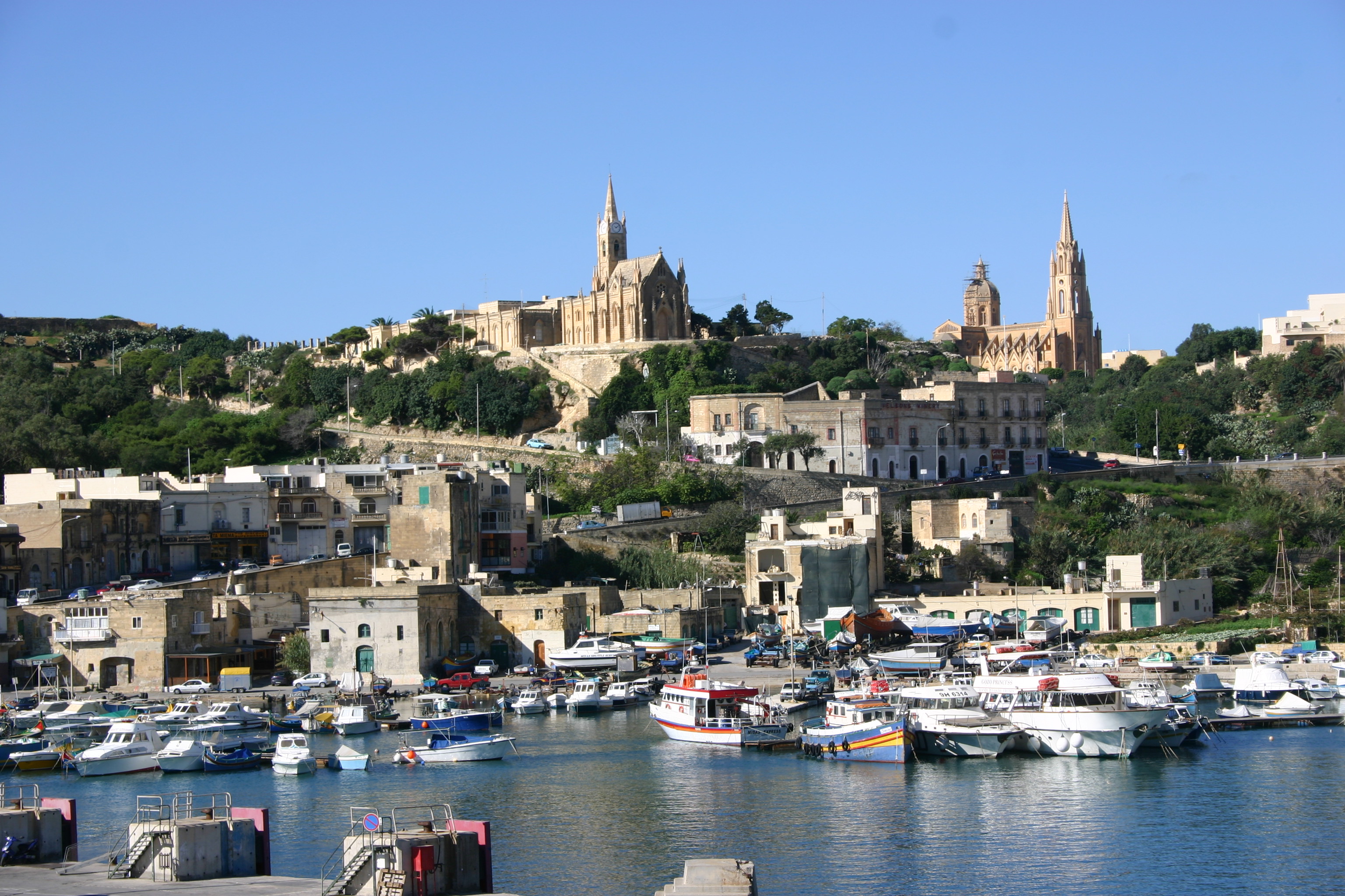 Hafeneinfahrt mit Fähre von Malta zur kleinen Nachbarinsel Gozo