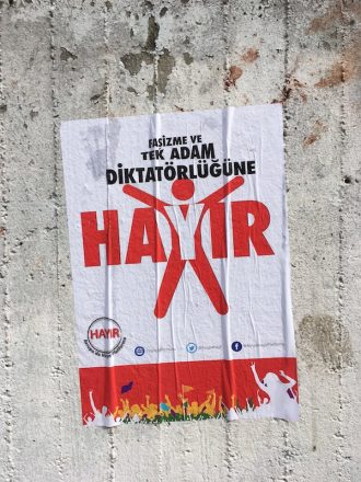 Anti-Referendum-Plakat im Rollbergkiez, Berlin-Neukölln
