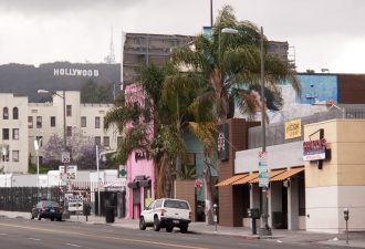 https://upload.wikimedia.org/wikipedia/commons/b/b6/Vine_Street%2C_Hollywood.jpg