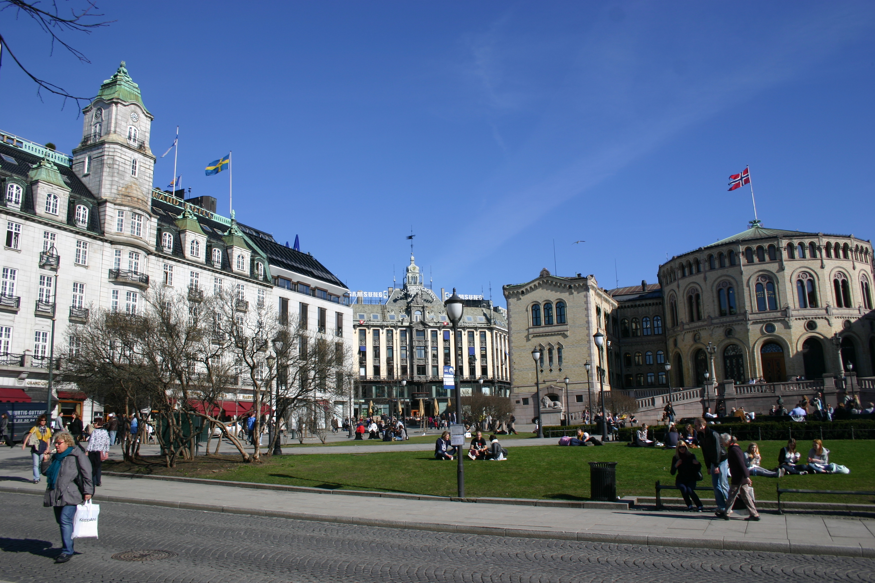 Oslo: Im Grand Hotel übernachten traditionell die Friedensnobelpreisträger, rechts wehen über dem Parlament die Farben Norwegens