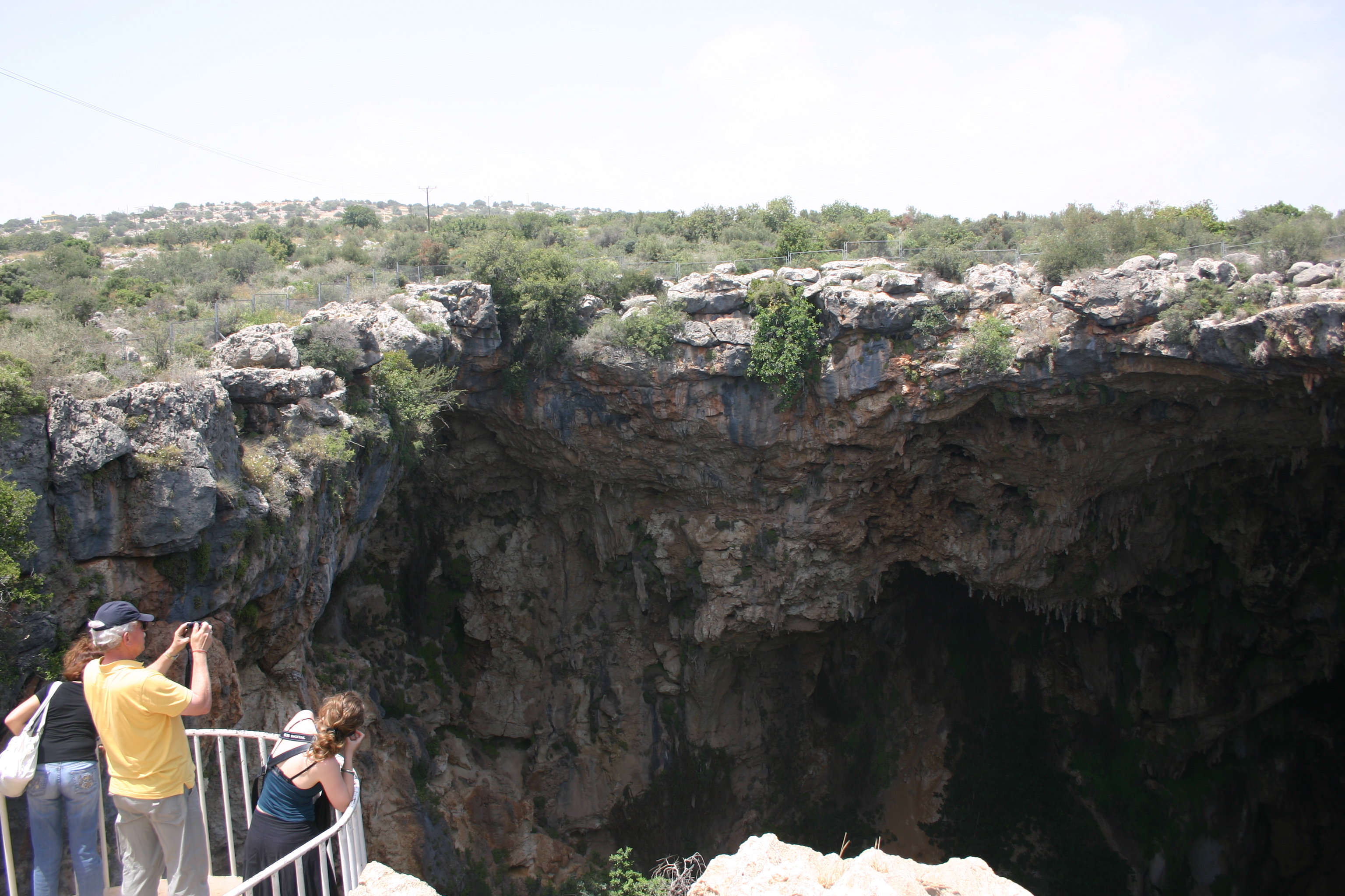 Korykischen Grotten: Korykischen Grotten, Sehenswürdikeit aus Karbonatgestein ist 128 Meter tief, der Durchmesser der kupferroten, schwarz gesprenkelten Felsgrotte beträgt 50 Meter