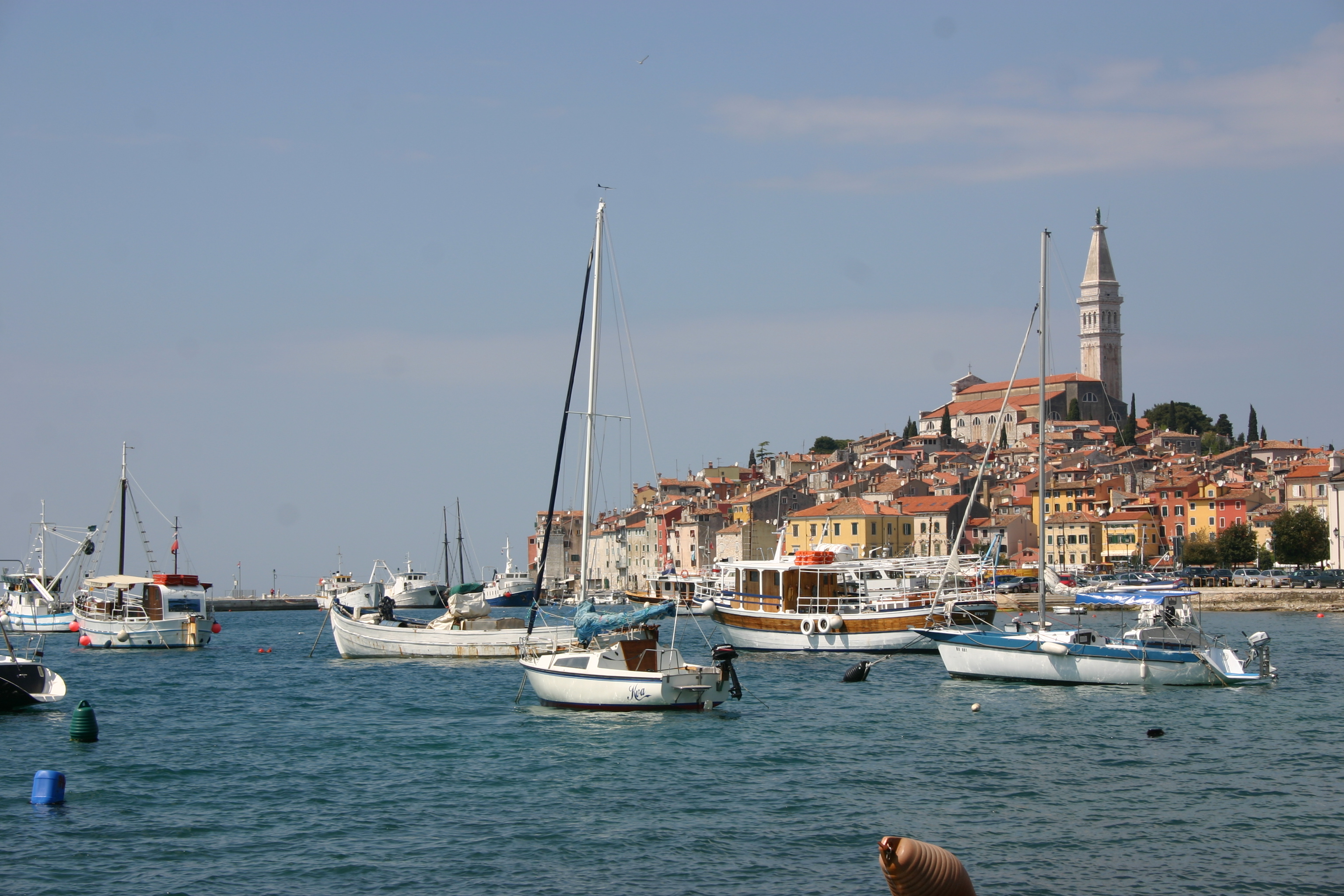 Segelboote vor der Altstadt von Rovinj, italienisch: Rovigno, Kroatien, Istrien, Adria