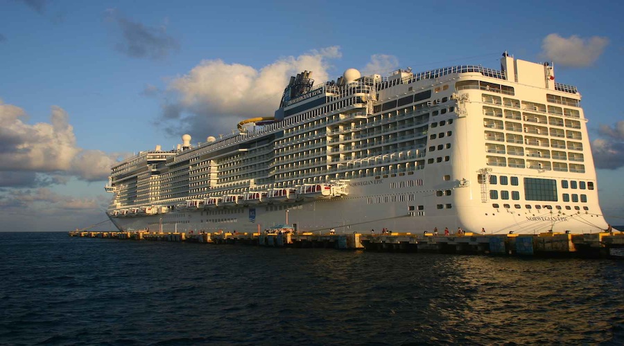 Norwegian Epic vor Cozumel, eine Insel die zu Mexiko gehört in der West-Karibik