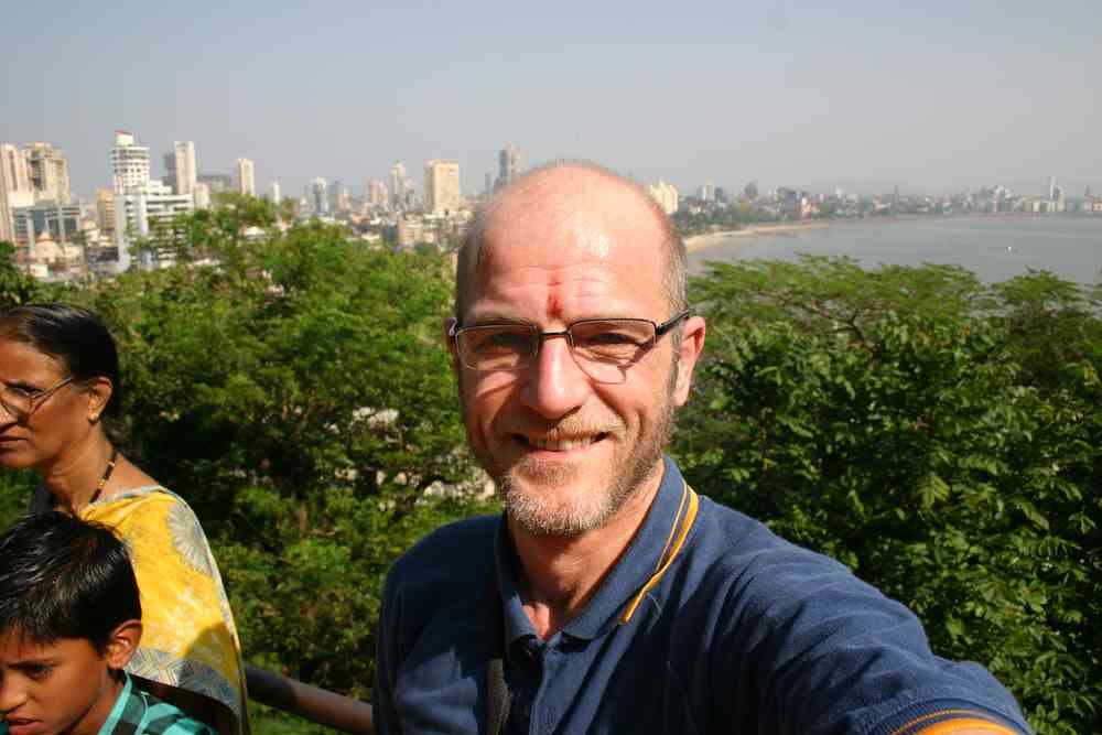 Indien: Roter Punkt auf der Stirn, im Hintergrund der Bombay-Beach