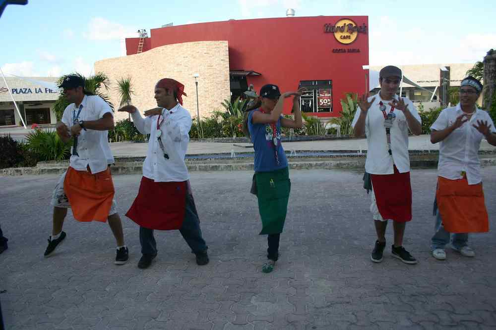 Frogdance der Angestellten in der Entertainment-Kneipe "Frogs" an Costa Maya