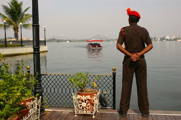 Touristen besuchten die Insel mit dem kleineren Palast Jag Mandir, eine von vier Inseln auf dem Picola-See in Udaipur:, Foto: Robert Niedermeier
