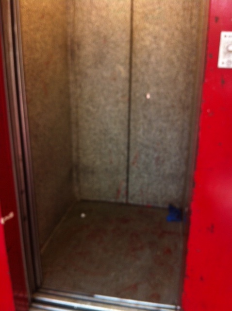 Die Polizei fotografierte udn nahm Spuren im Fahrstuhl auf
