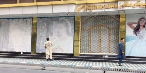 "Erasing women from public spaces", in Kabul, Afghanistan übertünchen Händler die Werbung an den Fassaden der Läden, die Frauen darstellen.