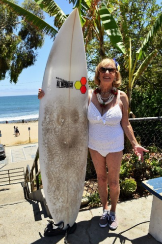 Kathy Kohner-Zuckerman („Gidget“), die erste bekannte Surferin der USA.