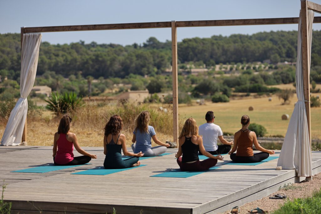 Täglich zwei Yoga-Einheiten und angenehme Temperaturen erwarten Longstay-Gäste auf der Son Manera Retreat Finca im Herzen Mallorcas. Bildnachweis: Son Manera Retreat Finca