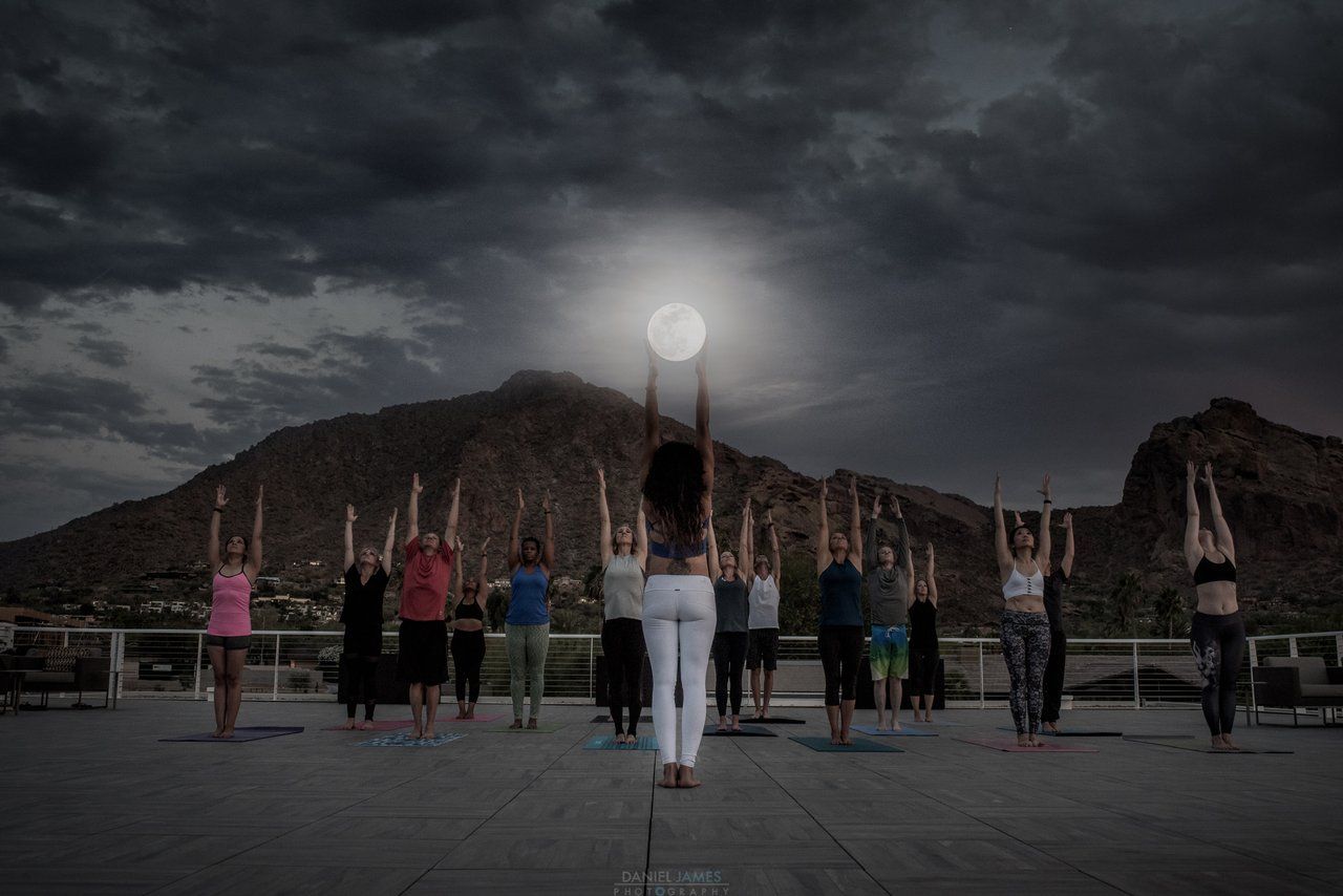 Asanas bei Mondlicht: Auch das ist Wellness in Arizona