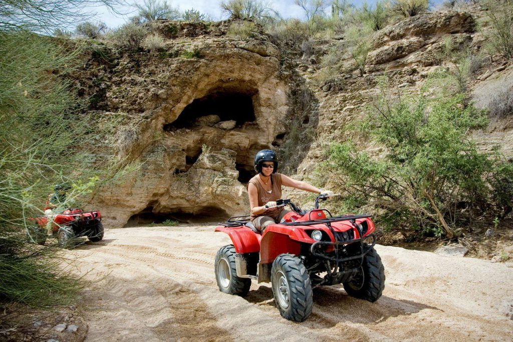 Offroad-Spaßfahrerin ist unterwegs mit ATV Tours Scottsdale 