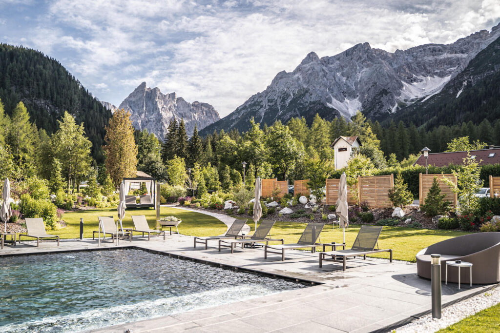 Ausblick über den Außen-Pool ins Panorama der Südtiroler Bergwelt. Bad Moos_Aussenpool©upscale_badmoos-206.jpg
