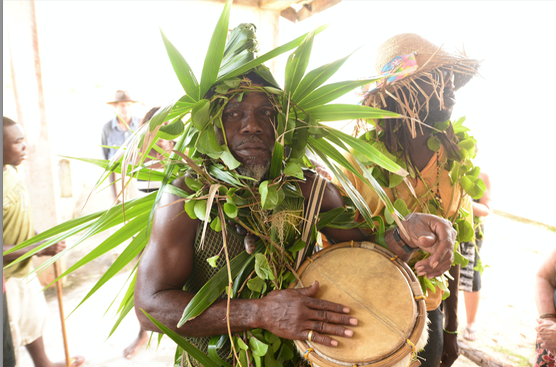 Garifuna trommeln in ihrer Siedlung in Nicaragua