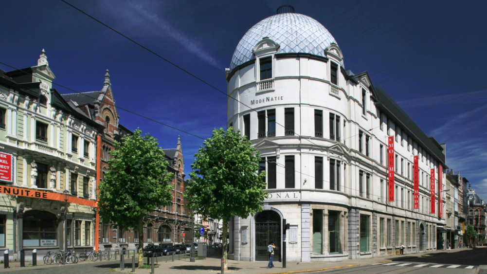Von außen bereits einladend: Das Gebäude in Antwerpen, in dem das Modemuseum beheimatet ist: Pressebild: Modenatie Antwerp © Tomas Kubes NL