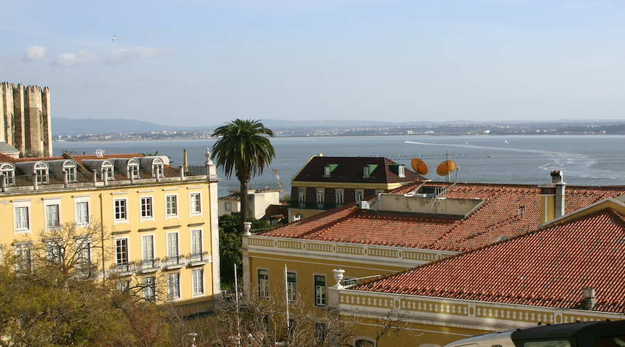 Über den Dächern von Lissabon in Portugal an der Tejo-Mündung in den Atlantik
