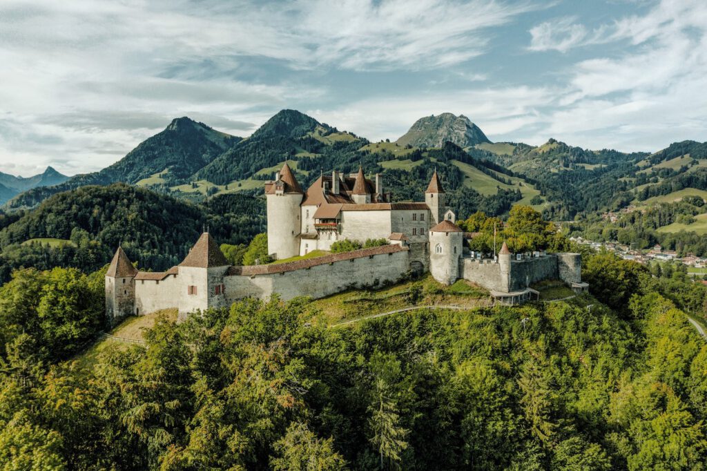 Das Schloss Greyerz bietet Mittelalter pur und einen wunderbaren Blick auf die Freiburger Voralpen (Copyright: Switzerland Tourism_Silvano Zeiter) FRI_ST296_SchlossGreyerz_Switzerland Tourism_Silvano Zeiter_.jpg