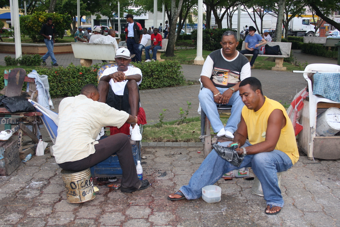 Schuhputzer in Higüey: Viele von ihnen sind Haitianer mit französishchem Akzent