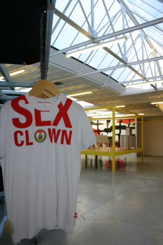Sex-Clown-Shirt vom flämischen Designer Walter Van Beirendonck in den Achtziger Jahren entworfen und im Modemuseum von Antwerpen ausgestellt