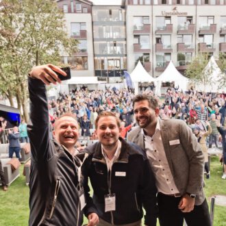 Glückliche Veranstalter: Hauke Petersen, Patrick Lüders und Christian Bärwinkel (v.l.n.r.) halten ihren Südstrand OpenAir Moment mit einem Selfie fest. Bild: Paul Schimweg
