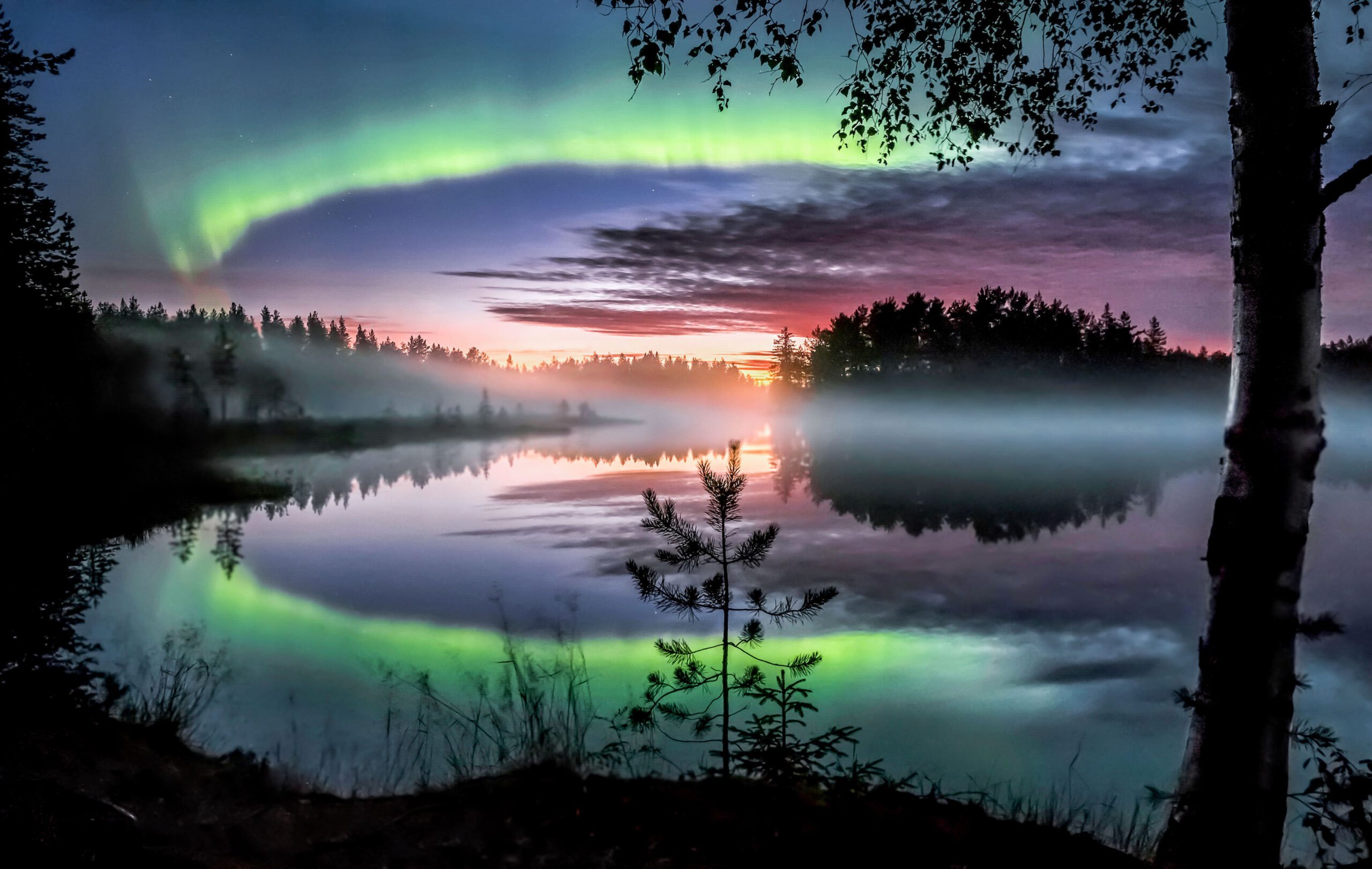 Polarlichter spiegeln sich in den Seen Finnlands wider